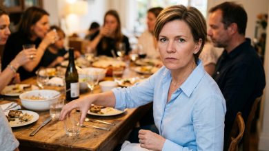 Teściowa wzniosła kieliszek i powiedziała: „mój syn jest taki cierpliwy — żyje z nią już dwadzieścia dwa lata” — mąż patrzył w talerz — odstawiłam kieliszek, wstałam i powiedziałam zdanie, po którym przy stole zapadła cisza.