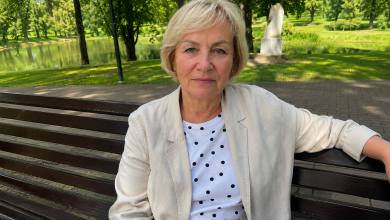 W wieku 58 lat przyjęłam pierwsze zaproszenie na randkę po latach samotności i postanowiłam nie mówić o tym dzieciom. Ale następnego dnia córka wtargnęła do domu z pytaniami W wieku 58 lat przyjęłam pierwsze zaproszenie na randkę po latach samotności i postanowiłam nie mówić o tym dzieciom. Ale następnego dnia córka wtargnęła do domu z pytaniami