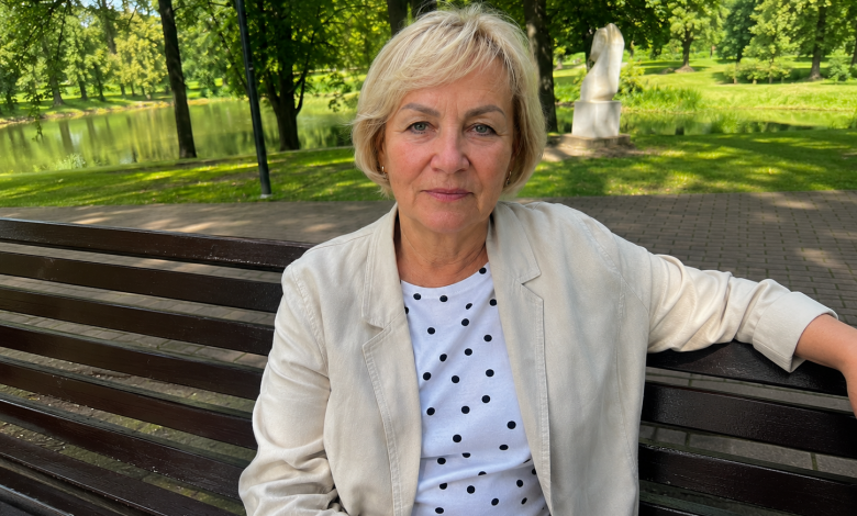 W wieku 58 lat przyjęłam pierwsze zaproszenie na randkę po latach samotności i postanowiłam nie mówić o tym dzieciom. Ale następnego dnia córka wtargnęła do domu z pytaniami W wieku 58 lat przyjęłam pierwsze zaproszenie na randkę po latach samotności i postanowiłam nie mówić o tym dzieciom. Ale następnego dnia córka wtargnęła do domu z pytaniami