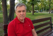 Dzieci od lat mówią mi to samo. „Tato, nie możesz tak żyć. Wyjdź, poznaj kogoś.” A ja zawsze swoje: że dobrze mi, że niczego nie brakuje, że w sześćdziesiąt dwa lata człowiek nie musi się już nigdzie spieszyć Dzieci od lat mówią mi to samo. „Tato, nie możesz tak żyć. Wyjdź, poznaj kogoś.” A ja zawsze swoje: że dobrze mi, że niczego nie brakuje, że w sześćdziesiąt dwa lata człowiek nie musi się już nigdzie spieszyć