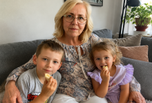 Córka codziennie rano przywoziła do mnie dzieci na siódmą, a odbierała je dopiero po ósmej wieczorem. Opiekowałam się nimi z czułością i milczałam, bo myślałam: trzeba pomagać rodzinie. Ale jednego dnia usłyszałam, jak mówi do koleżanki: „Mama i tak nic nie robi, więc dobrze jej zrobi, że ma jakieś zajęcie.” Długo to znosiłam, ale tym razem nie wytrzymałam i zrobiłam coś, czego sama po sobie nie oczekiwałam…
