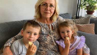 Córka codziennie rano przywoziła do mnie dzieci na siódmą, a odbierała je dopiero po ósmej wieczorem. Opiekowałam się nimi z czułością i milczałam, bo myślałam: trzeba pomagać rodzinie. Ale jednego dnia usłyszałam, jak mówi do koleżanki: „Mama i tak nic nie robi, więc dobrze jej zrobi, że ma jakieś zajęcie.” Długo to znosiłam, ale tym razem nie wytrzymałam i zrobiłam coś, czego sama po sobie nie oczekiwałam…