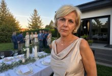 Mój mąż całe życie powtarzał, że bez niego jestem nikim. Milczałam, wychowywałam dzieci, znosiłam jego chłód i kpiny. Ale w dniu jego jubileuszu, kiedy przy wszystkich nazwał mnie „po prostu tą, co dba o dom”, wstałam od stołu i zrobiłam coś, po czym goście przestali się uśmiechać… Mój mąż całe życie powtarzał, że bez niego jestem nikim. Milczałam, wychowywałam dzieci, znosiłam jego chłód i kpiny. Ale w dniu jego jubileuszu, kiedy przy wszystkich nazwał mnie „po prostu tą, co dba o dom”, wstałam od stołu i zrobiłam coś, po czym goście przestali się uśmiechać…