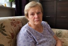 Mam 68 lat. Co miesiąc oddawałam synowi połowę swojej emerytury, myśląc, że pomagam jego rodzinie. A potem usłyszałam, jak synowa mówi: „Wytrzymaj, mieszkanie i tak będzie nasze…” Zamarłam za drzwiami, z siatką zakupów w ręku. A to, co zrobiłam godzinę później, sprawiło, że tego samego wieczoru przepraszali mnie ze łzami…