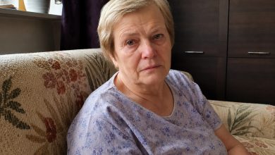Mam 68 lat. Co miesiąc oddawałam synowi połowę swojej emerytury, myśląc, że pomagam jego rodzinie. A potem usłyszałam, jak synowa mówi: „Wytrzymaj, mieszkanie i tak będzie nasze…” Zamarłam za drzwiami, z siatką zakupów w ręku. A to, co zrobiłam godzinę później, sprawiło, że tego samego wieczoru przepraszali mnie ze łzami…