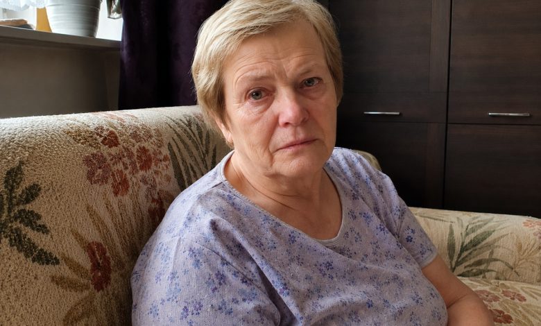 Mam 68 lat. Co miesiąc oddawałam synowi połowę swojej emerytury, myśląc, że pomagam jego rodzinie. A potem usłyszałam, jak synowa mówi: „Wytrzymaj, mieszkanie i tak będzie nasze…” Zamarłam za drzwiami, z siatką zakupów w ręku. A to, co zrobiłam godzinę później, sprawiło, że tego samego wieczoru przepraszali mnie ze łzami…