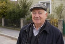 Ojczym przez całe dzieciństwo nazywał mnie ciężarem i przypominał mi o jedynych kupionych butach, ale po śmierci matki wrócił pod nasze drzwi ze słowami, od których zastygło mi serce…