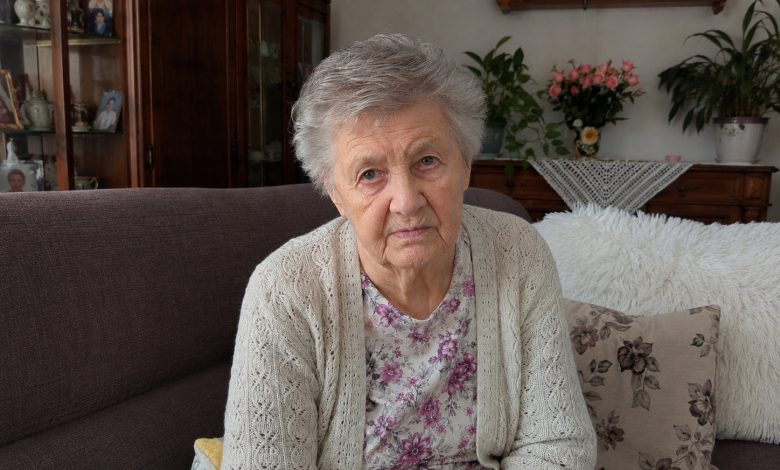 Wnuk wrócił ze szkoły i od razu od drzwi zapytał: „Babciu, czy to prawda, że wkrótce zabiorą cię do domu spokojnej starości?” Pomyślałam, że coś pomylił albo źle zrozumiał rozmowę dorosłych. Ale potem mówił dalej, i jego następne słowa zmroziły mnie do szpiku kości… Wnuk wrócił ze szkoły i od razu od drzwi zapytał: „Babciu, czy to prawda, że wkrótce zabiorą cię do domu spokojnej starości?” Pomyślałam, że coś pomylił albo źle zrozumiał rozmowę dorosłych. Ale potem mówił dalej, i jego następne słowa zmroziły mnie do szpiku kości…