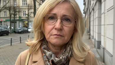 Mój mąż odszedł ode mnie, gdy miałam sześćdziesiąt lat, i powiedział, że “zgasłam jako kobieta”. Miesiąc później spotkałam go w sklepie z jego “młodą i kwitnącą żoną”. Spojrzała na mnie z pogardą i uśmiechnęła się. Poczułam, jak drżą mi usta, a potem zebrałam się w sobie i powiedziałam jej zdanie, po którym uśmiech zniknął z jej twarzy…