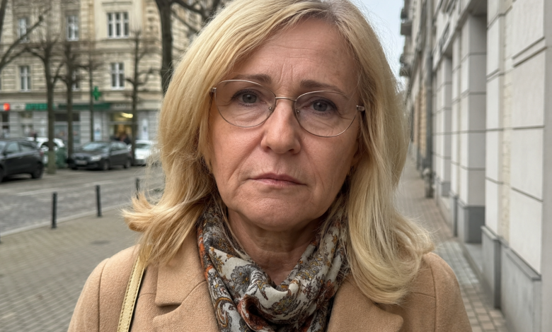 Mój mąż odszedł ode mnie, gdy miałam sześćdziesiąt lat, i powiedział, że “zgasłam jako kobieta”. Miesiąc później spotkałam go w sklepie z jego “młodą i kwitnącą żoną”. Spojrzała na mnie z pogardą i uśmiechnęła się. Poczułam, jak drżą mi usta, a potem zebrałam się w sobie i powiedziałam jej zdanie, po którym uśmiech zniknął z jej twarzy… Mój mąż odszedł ode mnie, gdy miałam sześćdziesiąt lat, i powiedział, że “zgasłam jako kobieta”. Miesiąc później spotkałam go w sklepie z jego “młodą i kwitnącą żoną”. Spojrzała na mnie z pogardą i uśmiechnęła się. Poczułam, jak drżą mi usta, a potem zebrałam się w sobie i powiedziałam jej zdanie, po którym uśmiech zniknął z jej twarzy…