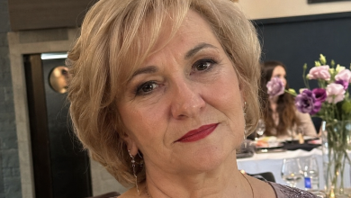 Na urodzinach mojego męża jego pierwsza żona wszedła z bukietem i usiadła obok niego, jakby imprezа była jej własną. Milczałam, dopóki nie nazwał jej kobietą, która najlepiej go zrozumiała w życiu