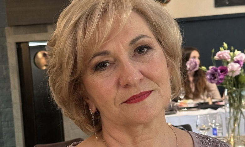 Na urodzinach mojego męża jego pierwsza żona wszedła z bukietem i usiadła obok niego, jakby imprezа była jej własną. Milczałam, dopóki nie nazwał jej kobietą, która najlepiej go zrozumiała w życiu