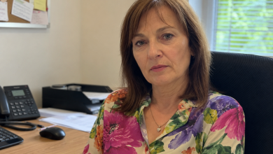 Przez dwadzieścia lat byłam niewidzialna w jego firmie — robiłam wszystko, a na papierze nie istniałam. Kiedy odszedł, zabrał firmę. Zostawił mi tylko dług i coś, czego nie przewidział: dwadzieścia lat wiedzy, której nie mógł mi odebrać