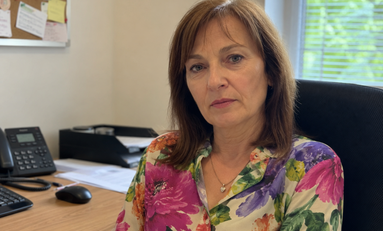 Przez dwadzieścia lat byłam niewidzialna w jego firmie — robiłam wszystko, a na papierze nie istniałam. Kiedy odszedł, zabrał firmę. Zostawił mi tylko dług i coś, czego nie przewidział: dwadzieścia lat wiedzy, której nie mógł mi odebrać