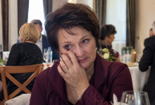 W samym środku świętowania moich sześćdziesiątych urodzin syn i córka ogłosili, że przygotowali dla mnie wyjątkową niespodziankę. Wszyscy goście zamilkli, czekając na to, co pokażą moje dzieci. Ale to, co wydarzyło się chwilę później, sprawiło, że ze wstydu oblałam się rumieńcem…