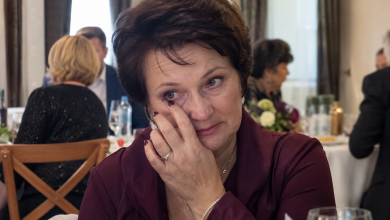 W samym środku świętowania moich sześćdziesiątych urodzin syn i córka ogłosili, że przygotowali dla mnie wyjątkową niespodziankę. Wszyscy goście zamilkli, czekając na to, co pokażą moje dzieci. Ale to, co wydarzyło się chwilę później, sprawiło, że ze wstydu oblałam się rumieńcem…