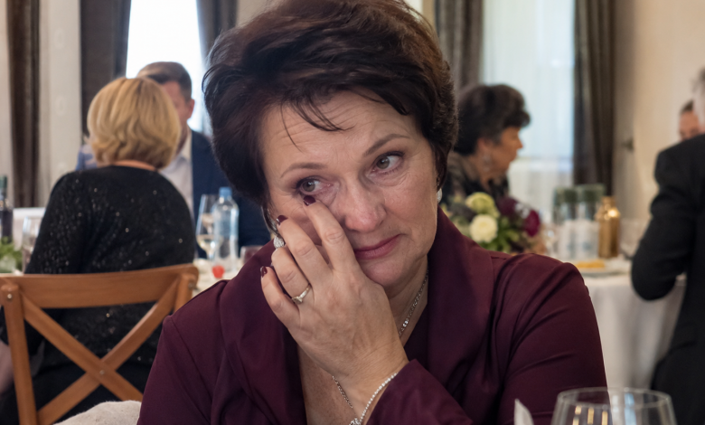 W samym środku świętowania moich sześćdziesiątych urodzin syn i córka ogłosili, że przygotowali dla mnie wyjątkową niespodziankę. Wszyscy goście zamilkli, czekając na to, co pokażą moje dzieci. Ale to, co wydarzyło się chwilę później, sprawiło, że ze wstydu oblałam się rumieńcem…