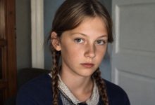 Kiedy miałam 12 lat, mój świat się zawalił. Ojciec stracił pracę, a nasz dom, w którym zawsze pachniało wypiekami i gdzie na stole nigdy nie brakowało jedzenia, zmienił się w miejsce ciszy i niepokoju
